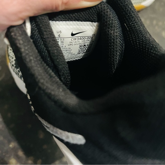 Nike Renew  athletic shoes - Picture 2 of 4